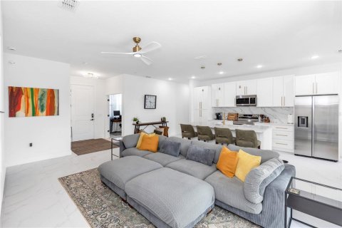 Casa en venta en Deltona, Florida, 4 dormitorios, 191.38 m2 № 2155693 - foto 4