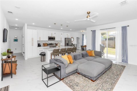 Casa en venta en Deltona, Florida, 4 dormitorios, 191.38 m2 № 2155693 - foto 5