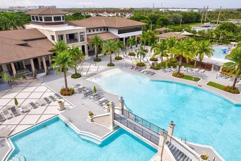 Touwnhouse à louer à Miami, Floride: 4 chambres, 163.23 m2 № 2401977 - photo 12