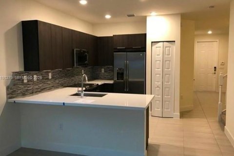 Touwnhouse à louer à Miami, Floride: 4 chambres, 163.23 m2 № 2401977 - photo 4