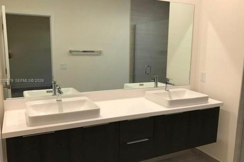 Touwnhouse à louer à Miami, Floride: 4 chambres, 163.23 m2 № 2401977 - photo 7