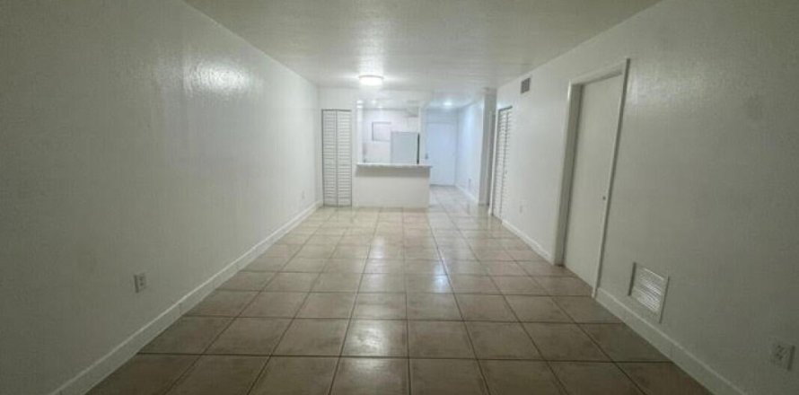 Apartment in Pembroke Park, Florida 2 bedrooms, 95.78 sq.m. № 2147075