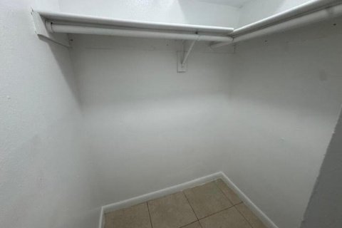 Apartment in Pembroke Park, Florida 2 bedrooms, 95.78 sq.m. № 2147075 - photo 7