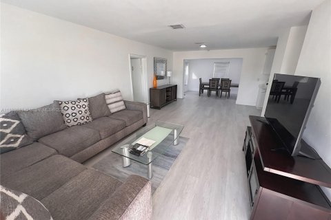 Casa en venta en Lauderhill, Florida, 4 dormitorios, 139.54 m2 № 2066550 - foto 2