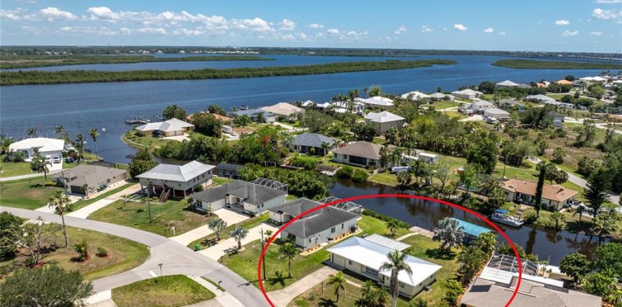 House in Punta Gorda, Florida 3 bedrooms, 108.97 sq.m. № 1719659