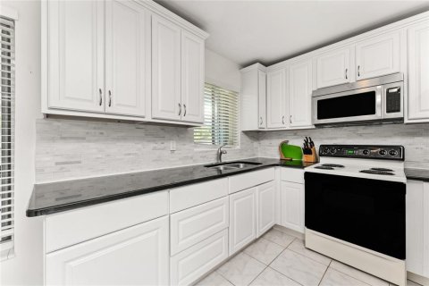 House in Punta Gorda, Florida 3 bedrooms, 108.97 sq.m. № 1719659 - photo 10