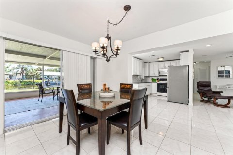 House in Punta Gorda, Florida 3 bedrooms, 108.97 sq.m. № 1719659 - photo 15