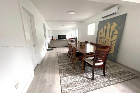 Villa ou maison à louer à Miami, Floride: 3 chambres, 108.32 m2 № 2030019 - photo 3