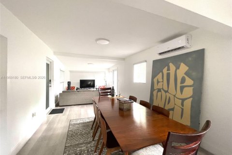 Villa ou maison à louer à Miami, Floride: 3 chambres, 108.32 m2 № 2030019 - photo 2