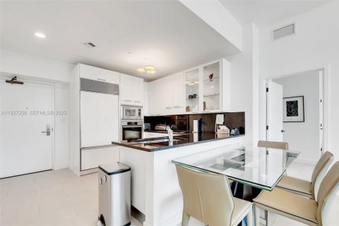 Condominio en alquiler en Miami Beach, Florida, 2 dormitorios, 96.15 m2 № 2055546 - foto 1