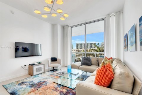 Condominio en alquiler en Miami Beach, Florida, 2 dormitorios, 96.15 m2 № 2055546 - foto 2
