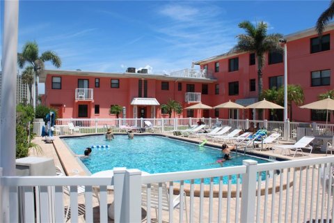 Condo in Saint Pete Beach, Florida, 1 bedroom  № 1803702 - photo 1