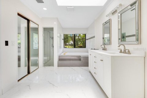 House in Longwood, Florida 5 bedrooms, 390.19 sq.m. № 1719003 - photo 16