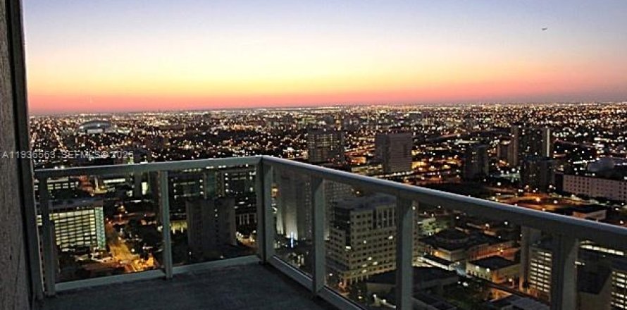 Condominio en Miami, Florida, 3 dormitorios  № 2000404