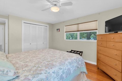 House in Gulfport, Florida 5 bedrooms, 199.83 sq.m. № 1918387 - photo 28