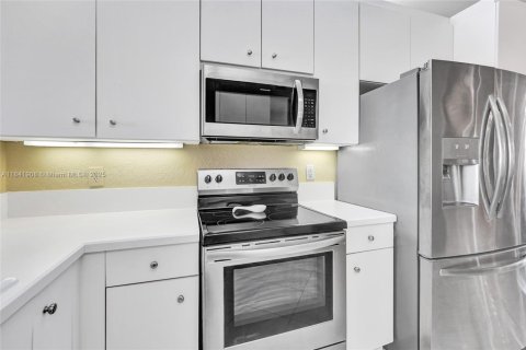 Condo in Tamarac, Florida, 2 bedrooms  № 1833906 - photo 12