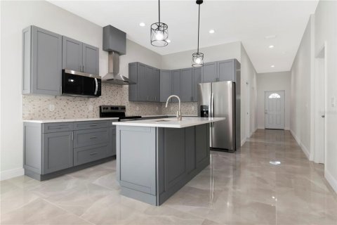 House in Tampa, Florida 3 bedrooms, 227.8 sq.m. № 2127381 - photo 8