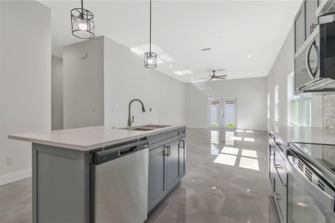 House in Tampa, Florida 3 bedrooms, 227.8 sq.m. № 2127381 - photo 13