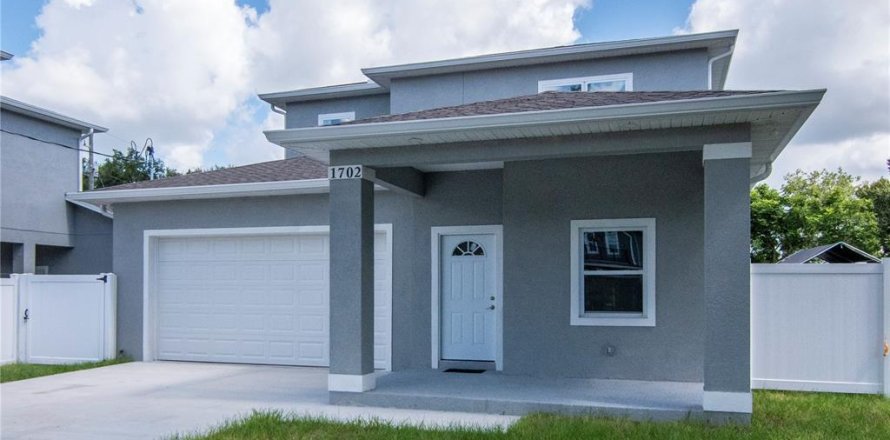 House in Tampa, Florida 3 bedrooms, 227.8 sq.m. № 2127381