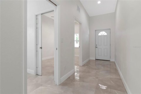 House in Tampa, Florida 3 bedrooms, 227.8 sq.m. № 2127381 - photo 7
