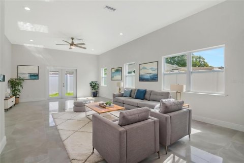 House in Tampa, Florida 3 bedrooms, 227.8 sq.m. № 2127381 - photo 14
