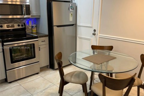 Condo in Hollywood, Florida, 1 bedroom  № 2069525 - photo 4