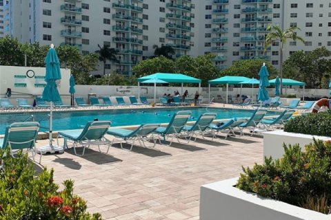 Condo in Hollywood, Florida, 1 bedroom  № 2069525 - photo 14