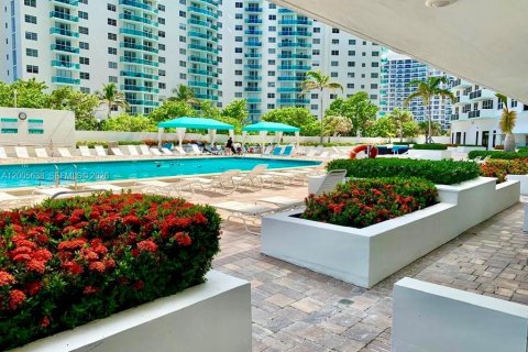 Condo in Hollywood, Florida, 1 bedroom  № 2069525 - photo 13