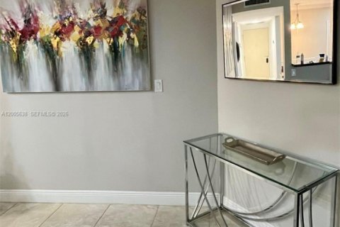 Condo in Hollywood, Florida, 1 bedroom  № 2069525 - photo 12