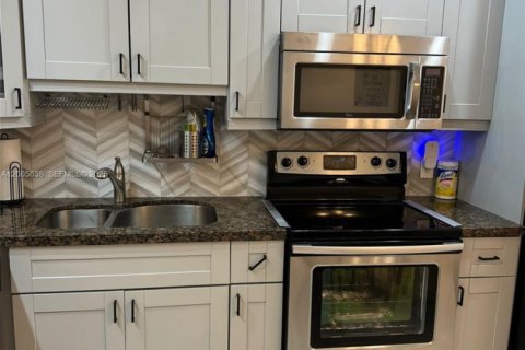 Condo in Hollywood, Florida, 1 bedroom  № 2069525 - photo 2