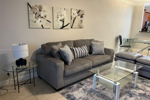 Condo in Hollywood, Florida, 1 bedroom  № 2069525 - photo 11