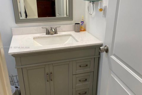 Condo in Hollywood, Florida, 1 bedroom  № 2069525 - photo 7