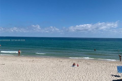 Condo in Hollywood, Florida, 1 bedroom  № 2069525 - photo 16