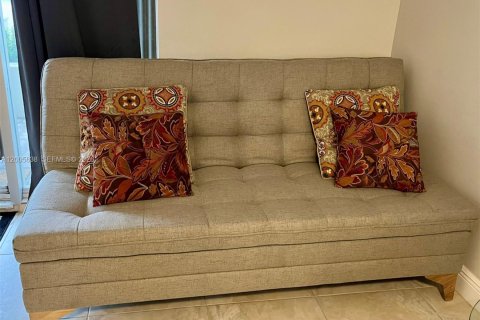 Condo in Hollywood, Florida, 1 bedroom  № 2069525 - photo 10