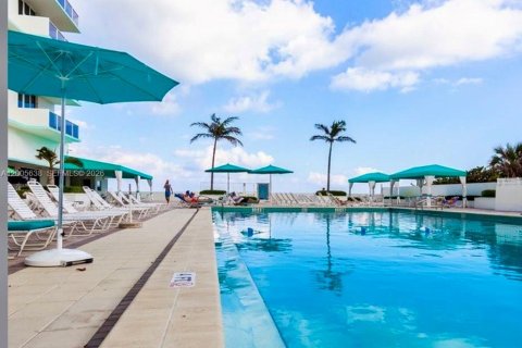 Condo in Hollywood, Florida, 1 bedroom  № 2069525 - photo 15