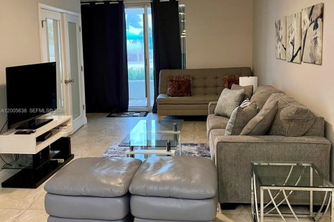 Condo in Hollywood, Florida, 1 bedroom  № 2069525 - photo 8