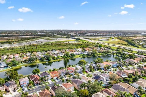 Купить виллу или дом в Пемброк-Пайнс, Флорида 3 спальни, 170.57м2, № 1997498 - фото 26