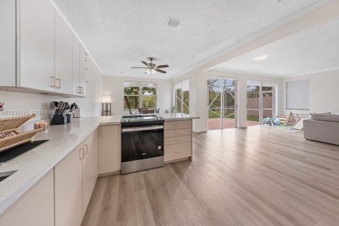Купить виллу или дом в Пемброк-Пайнс, Флорида 3 спальни, 170.57м2, № 1997498 - фото 4
