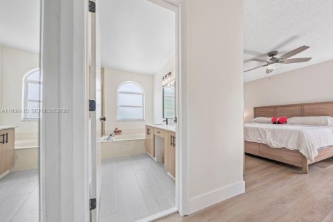 Купить виллу или дом в Пемброк-Пайнс, Флорида 3 спальни, 170.57м2, № 1997498 - фото 23