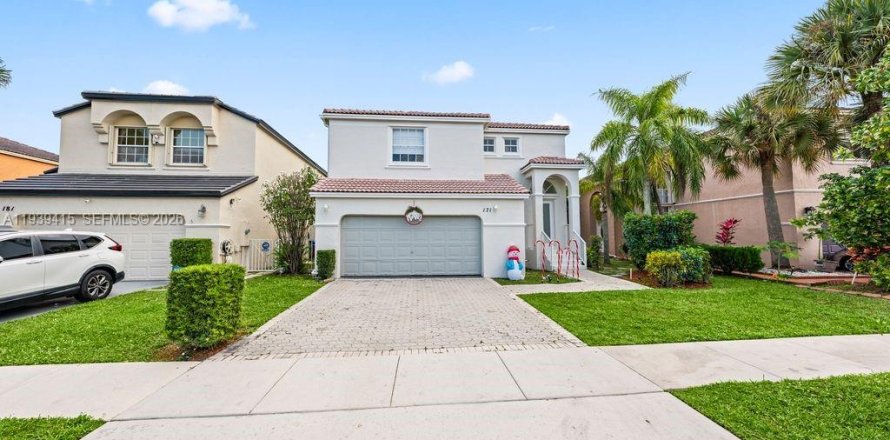 Дом в Пемброк-Пайнс, Флорида 3 спальни, 170.57м2 № 1997498