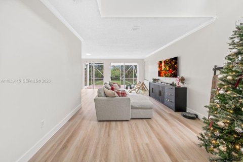 Купить виллу или дом в Пемброк-Пайнс, Флорида 3 спальни, 170.57м2, № 1997498 - фото 2