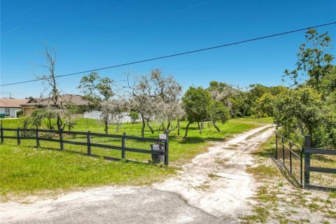 House in Deltona, Florida 4 bedrooms, 246.75 sq.m. № 2220835 - photo 2