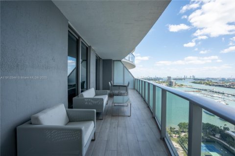 Condominio en venta en Miami, Florida, 3 dormitorios, 147.9 m2 № 2013558 - foto 2