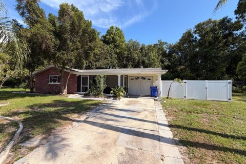 House in New Port Richey, Florida 3 bedrooms, 157.84 sq.m. № 2211224 - photo 2