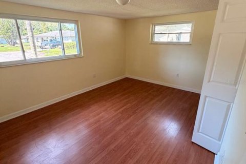 House in New Port Richey, Florida 3 bedrooms, 157.84 sq.m. № 2211224 - photo 4