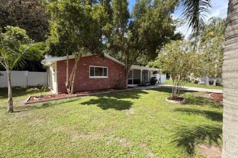 House in New Port Richey, Florida 3 bedrooms, 157.84 sq.m. № 2211224 - photo 3