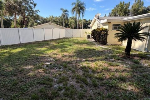 House in New Port Richey, Florida 3 bedrooms, 157.84 sq.m. № 2211224 - photo 22