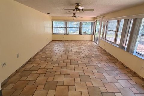 House in New Port Richey, Florida 3 bedrooms, 157.84 sq.m. № 2211224 - photo 17