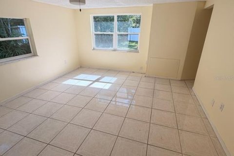 House in New Port Richey, Florida 3 bedrooms, 157.84 sq.m. № 2211224 - photo 14
