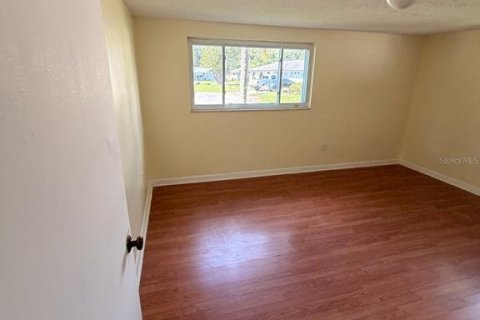 House in New Port Richey, Florida 3 bedrooms, 157.84 sq.m. № 2211224 - photo 5